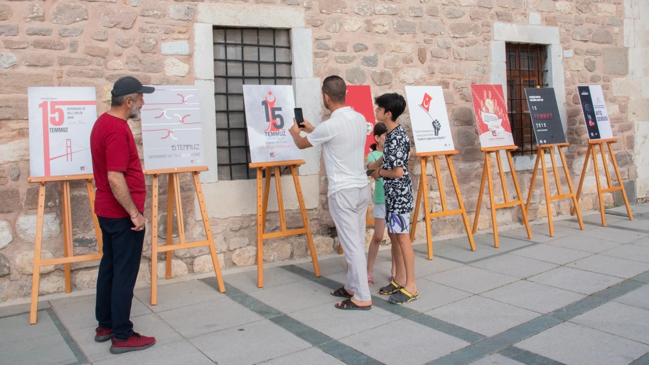 Poster exhibition themed 'Heroes of the Century of Türkiye' met with art lovers